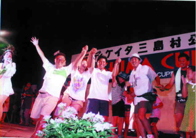 �O���̂��o����̉̂ɃA���R�[����������A���̂��o������������̂��ŗx��܂���X�^�b�t